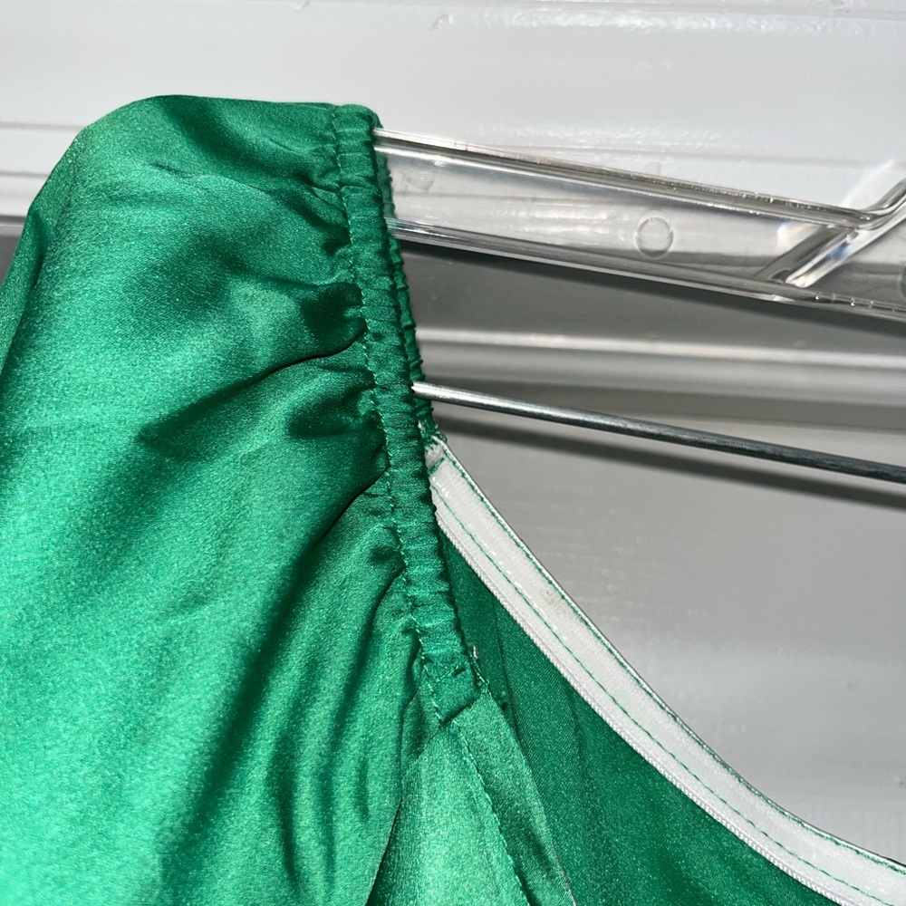 Boohoo dressy emerald green satin pleated jumpsuit - Picture 3 of 5